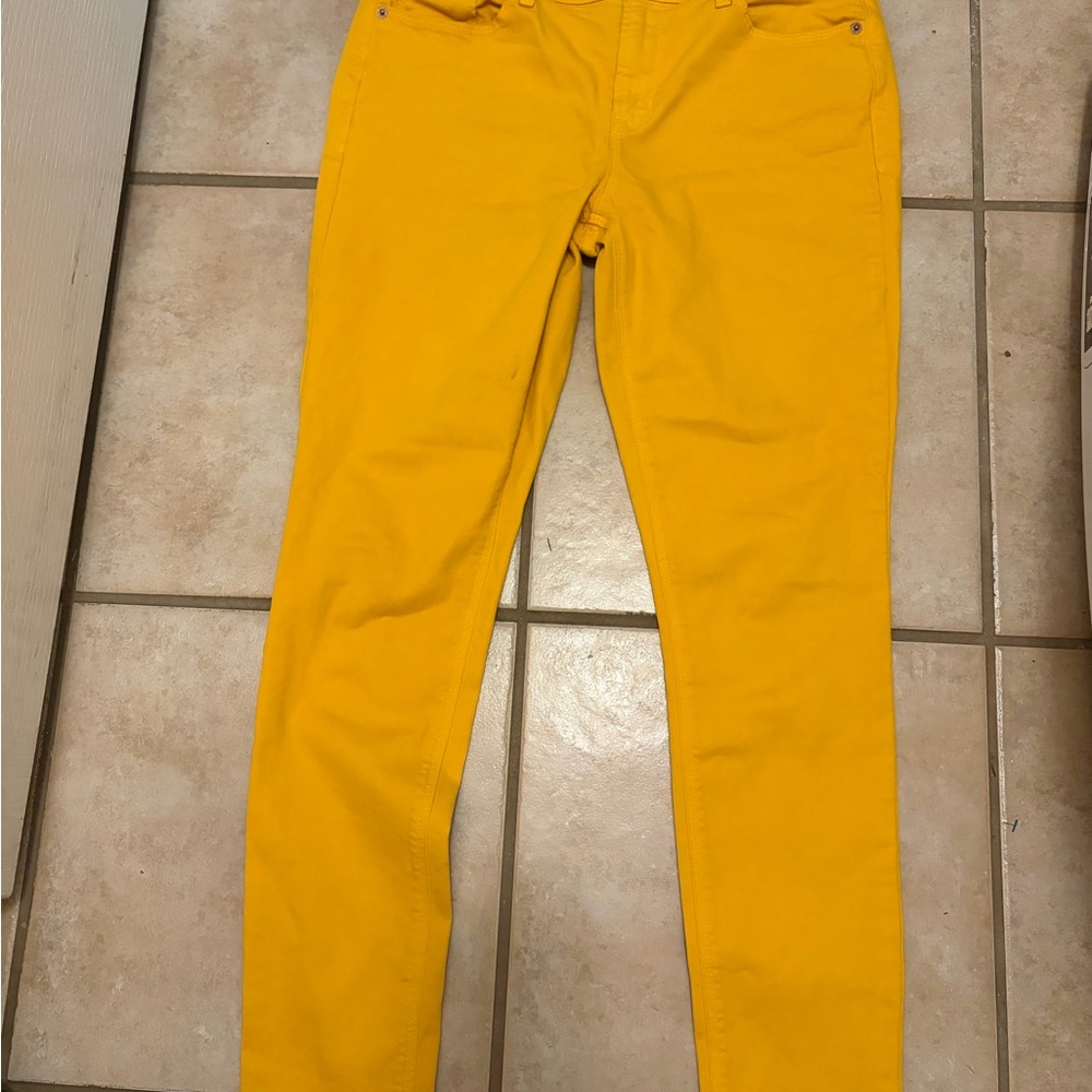 Old navy women’s Bright Yellow rockstar super Skinny Jeans